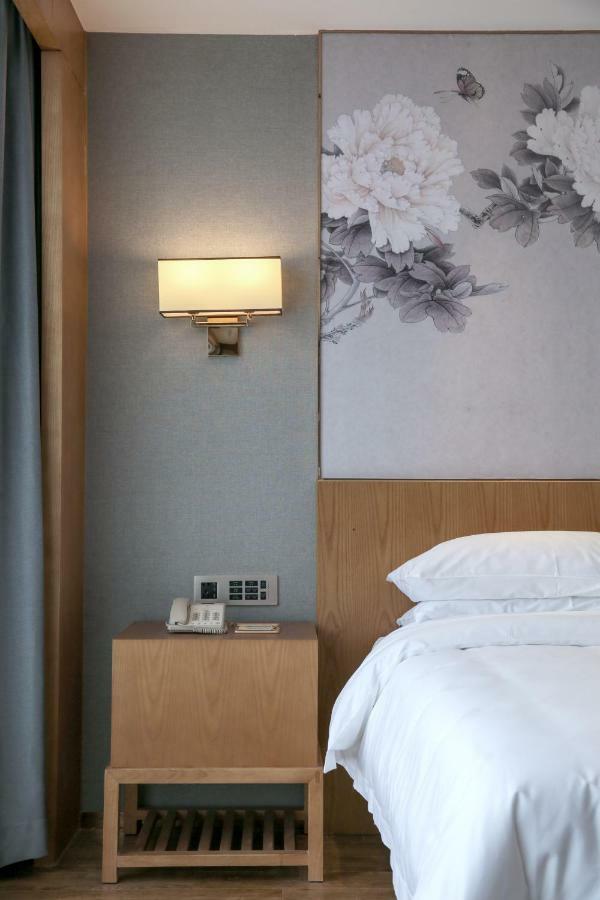 Venus Royal Hotel Foshan Kuiqi Road Metro Station Bagian luar foto